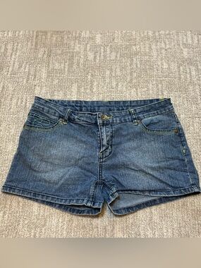 Y2K Low Waisted Size 7 Embroidered Denim Shorts - Blue with Green Stitching